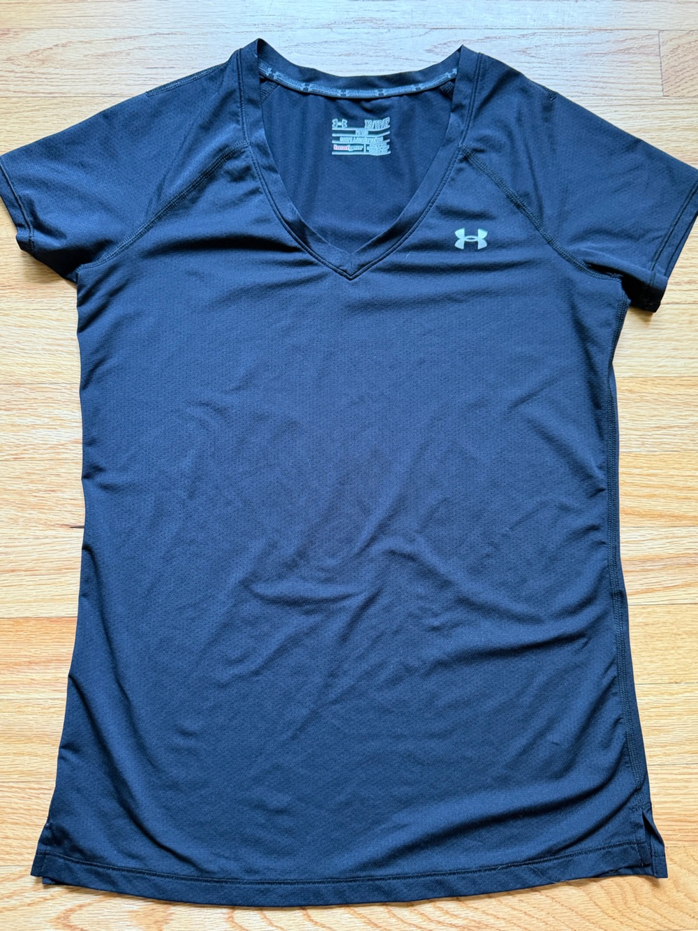 Under Armour Women's Black Athletic V-Neck Performance Tee size Xsmall
